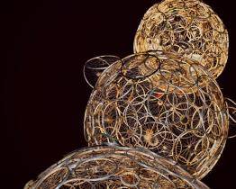 Kovozoo ve Starém Městě má novou dominantu! Gigantického sněhuláka vyrobili z ráfků starých jízdních kol