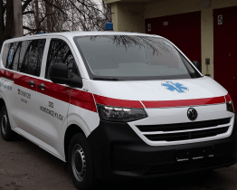 Nadace Andělína nadělila nemocnici novou sanitku