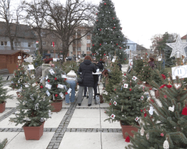 Na náměstí v Hulíně je třicet vánočních stromečků a výstava betlémů