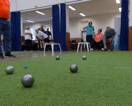 V Sadech létaly po koberci stříbrné koule