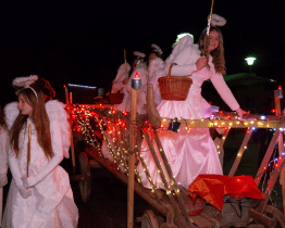 Mikuláš s andělským vozem taženým čerty přišel rozsvítit vánoční strom 
