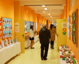 Děti vystavovaly ve škole výtvarné práce na téma Mé vysněné povolání 