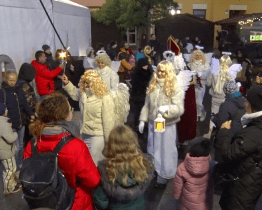 Mikuláš s družinou přijel obdarovat hodonínské děti