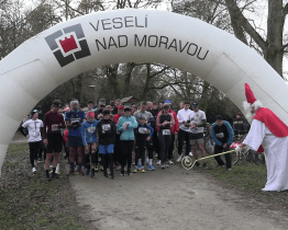 Mikulášský běh rozhýbal dospělé a pomohl dětem