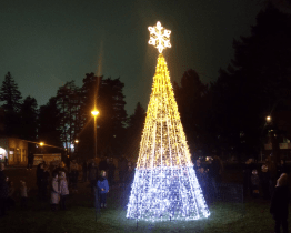 Vztahy na Baťově utužuje každoroční rozsvícení stromu