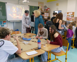 Vánoční dílničky každoročně stmelují celou školu