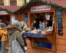 Veselé vánoční hody vyvrcholí na Dolním náměstí zpíváním koled