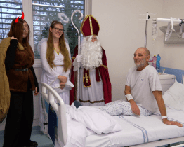 Mikuláš s družinou se podíval za malými i velkými pacienty 