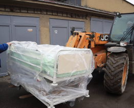Polohovatelné postele putovaly jako humanitární dar na Ukrajinu