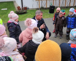 Děti z mateřských škol uvítala vánočně vyzdobená radnice