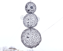 Unikátní betlém a sněhulák z ráfků jsou zimními dominantami Kovozoo