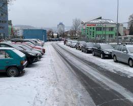 Komunikace kolem Kostka školy až k hokejbalovému hřišti je opravená