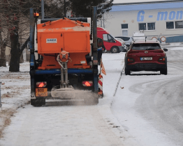Město pokryla vrstva sněhu a ledu