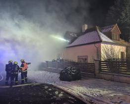AKTUALIZACE: Požár domu v Kroměříži skončil tragicky. Muž zemřel, žena má těžké popáleniny