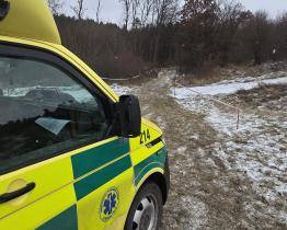 Otravy alkoholem, úrazy způsobené petardami i dopravní nehody. Záchranáři se na Silvestra nezastavili