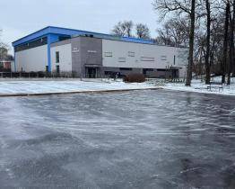 U městské sportovní haly v Otrokovicích se chystá kluziště