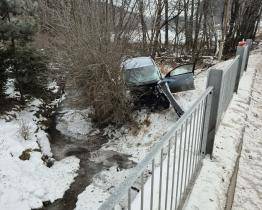 V Hošťálkové narazilo auto do stromu a zastavilo až u potoka. Řidič zůstal ve voze zaklíněn