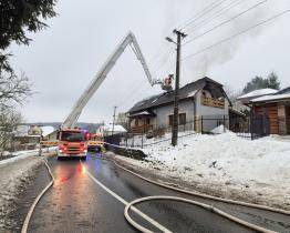 U požáru domu ve Hvozdné zasahuje pět jednotek hasičů. Vystrašení psi pokousali hasiče i majitele