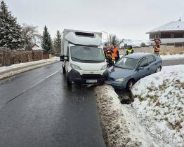 Na hlavním tahu v Rackové se srazila dodávka s osobákem. Zranili se dva lidé