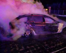 Muž se v hořícím autě snažil zachránit další vozidla na parkovišti. Úspěšně, z jeho vozu ale zůstal jen vrak