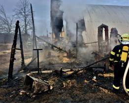 Požár skladu pilin v Roštíně zaměstnal šest jednotek hasičů