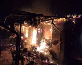 Noční požár zničil zahradní domek ve Zlechově