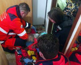 Seniorka ve Zlíně upadla v koupelně a nemohla vstát. Její volání o pomoc uslyšel soused