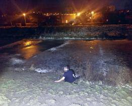 Lednové trable s opilci ve Zlíně: Muž ležel v tričku u zamrzlé řeky, žena si ustlala na sněhu