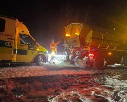 Sanitka cestou k pacientovi uvízla na zledovatělé silnici. Pomohla Horská služba a silničáři