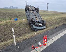 Osobní vozidlo skončilo po srážce s dodávkou v příkopu na střeše