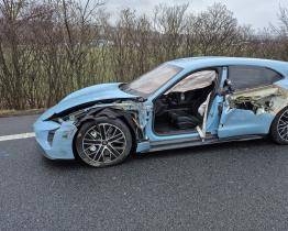 U Veletin se srazila dodávka s elektromobilem. Odnesly to "jen" plechy