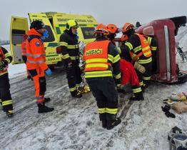 Náročný zásah hasičů v Kroměříži: Z převráceného vozidla museli řidiče vyprostit zadními dveřmi