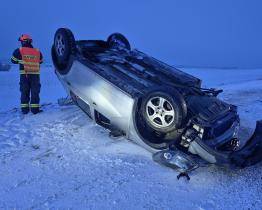 U Zlobic blokovalo silnici převrácené auto. Řidič skončil v péči záchranářů