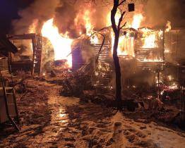 Požár chaty s hospodářským objektem ve Vizovicích dal hasičům pořádně zabrat