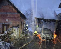 Ranní požár v Zašové napáchal škodu za více než milion korun. Zničena je kůlna s přístřeškem i zaparkované auto