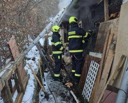 Požár dřevěné chaty v Lužné způsobil škodu za půl milionu korun 