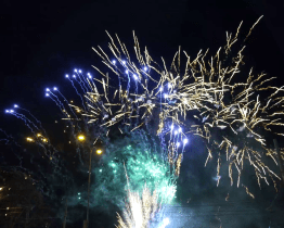 První podvečer roku 2026 ožilo centrum Zlína světelnou show na nebi