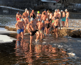 Závěr roku si u velkého splavu na Ohradě užívali valašští otužilci