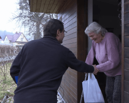 Dobrovolníci a štědří dárci na Vánoce potěšili rožnovské seniory