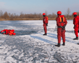 Hasiči z Uherského Hradiště trénovali záchranu z ledu