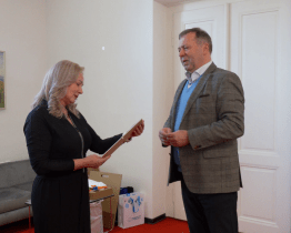 Vedení Uherského Hradiště předalo výtěžek Vánoční sbírky dětskému domovu