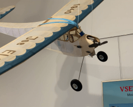 Na Staré radnici jsou k vidění funkční modely letadel, lodí, aut i ponorek