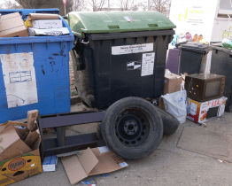 Uherské Hradiště bojuje s nepořádkem u kontejnerů i znečištěným bioodpadem