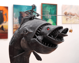 Propojení uměleckého kovářství a vystavených obrazů nabízí netradiční podívanou