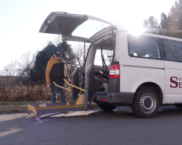Senior taxi pomáhá seniorům i lidem se zdravotním omezením 