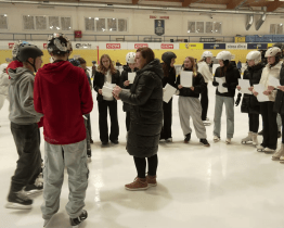 Žáci ze ZŠ Kvítková dostali vysvědčení na ledě