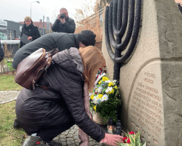 Oběti holokaustu si lidé připomínali u vypálené synagogy na Štěpánské ulici