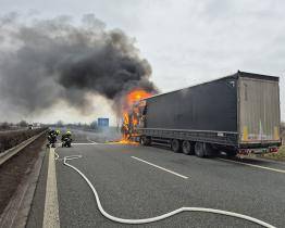 Požár kamionu uzavřel dálnici D55 směrem na Hulín
