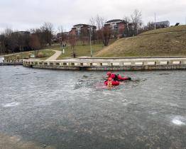 Zlínští hasiči nacvičovali záchranu tonoucího v biotopu na Jižních Svazích