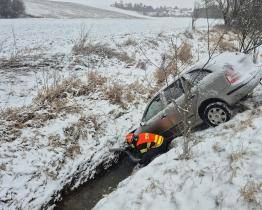 Sníh ochromil silnice, hasiči v pondělí vyjížděli k devíti nehodám